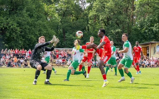 Fußball, Herren, Testspiel, Saison 2026 2027, SV Grün-Weiß Lübben - 1. FC Union Berlin, v. l. Torwart Lowis Dommaschk, Mekhi Gray (U19, 1. FC Union Berlin), 05.07. 2026, *** Soccer, Men s, Friendly Match, 2026–2027 Season, SV Grün Weiß Lübben vs. 1. FC Union Berlin, from left: Goalie Lowis Dommaschk, Mekhi Gray (U19), 1. FC Union Berlin, July 5, 2026, Copyright: xMatthiasxKochx