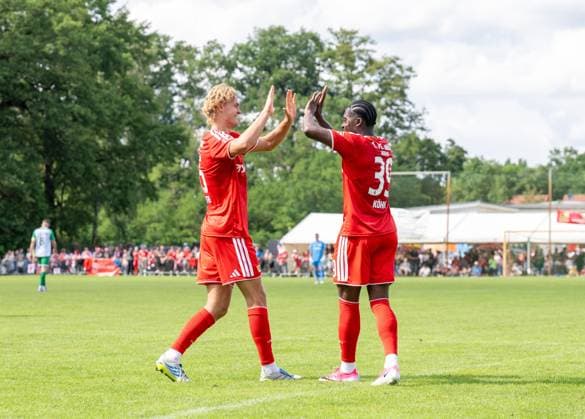 Fußball, Herren, Testspiel, Saison 2026 2027, SV Grün-Weiß Lübben - 1. FC Union Berlin, v. l. Tom Rothe (1. FC Union Berlin), Derrick Köhn (1. FC Union Berlin), Jubel nach Tor zum 0:10, 05.07. 2026, *** Soccer, Men s, Friendly Match, 2026–2027 Season, SV Grün Weiß Lübben vs. 1. FC Union Berlin, from left: Tom Rothe (1. FC Union Berlin), Derrick Köhn (1. FC Union Berlin), celebrating after scoring the goal to make it 0–10, July 5, 2026, Copyright: xMatthiasxKochx