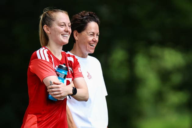 Angebot: 1. FC Köln Frauen, Auftakttraining, 05.07.2026 Kiera Walsh (englische Nationalspielerin) schaut beim Training der Frauen des 1. FC Köln zu mit Nicole Bender-Rummler beim Auftakttraining der Frauen des 1. FC Köln zur Saison 2026 27 der 1. Frauen Fussball Bundesliga, Trainingsgelände am Geißbockheim, Köln, 05.07.2026 DFL DFB regulations prohibit any use of photographs as image sequences and or quasi-video. *** 1. FC Köln Women s Team, Season-Opening Training Session, July 5, 2026: Kiera Walsh, an English national team player, watches the 1 FC Köln women’s team train alongside Nicole Bender Rummler during the team’s first training session of the 2026–27 season in the Women’s Bundesliga, Training grounds at Geißbockheim, Cologne, July 5, 2026. DFL and DFB regulations prohibit any use of photographs as image sequences and or quasi-video. Copyright: xBEAUTIFULxSPORTS Freisenx