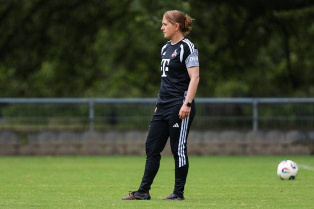Angebot: 1. FC Köln Frauen, Auftakttraining, 05.07.2026 Britta Carlson (1.FC Köln, Cheftrainerin) Auftakttraining der Frauen des 1. FC Köln zur Saison 2026 27 der 1. Frauen Fussball Bundesliga, Trainingsgelände am Geißbockheim, Köln, 05.07.2026 DFL DFB regulations prohibit any use of photographs as image sequences and or quasi-video. *** 1 FC Köln Women s Team, First Training Session of the Season, July 5, 2026 Britta Carlson, 1 FC Köln, Head Coach, Opening training session for the 1 FC Köln women’s team for the 2026–27 season of the Women’s Bundesliga, training grounds at Geißbockheim, Cologne, July 5, 2026 DFL DFB regulations prohibit any use of photographs as image sequences and or quasi-video Copyright: xBEAUTIFULxSPORTS Freisenx