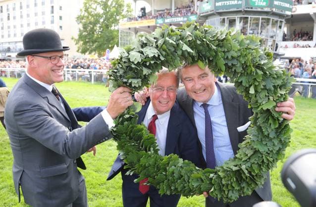 05.07.2026, GER,Reitsport, Rennen 8 IDEE 157. Deutsches Derby , Derby Meeting Hamburg - Galopprennen, Hamburger Renn-Club e.V., Galopprennbahn Hamburg Horn, Hamburg Besitzer Friedrich von Lenthe und Besitzer Dr. Hans-Wilhelm Jenckel jubeln über Ihren Sieg beim Rennen 8 IDEE 157. Deutsches Derby *** July 5, 2026, GER, Equestrian Sports, Race 8 IDEE 157 German Derby, Derby Meeting Hamburg Horse Race, Hamburger Renn Club e.V., Hamburg Horn Racetrack, Hamburg. Owners Friedrich von Lenthe and Dr. Hans Wilhelm Jenckel celebrate their victory in Race 8 IDEE 157 German Derby nordphotoxGmbHx xTauchnitz nph00059