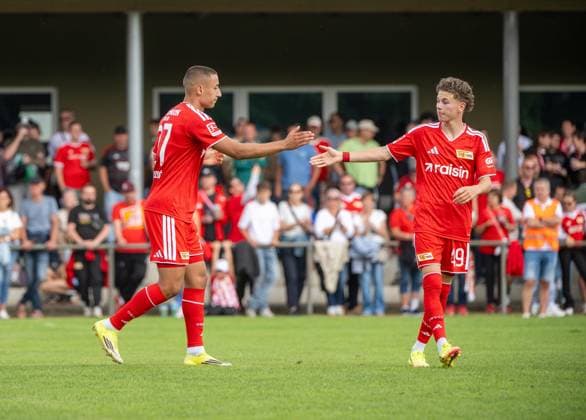 Fußball, Herren, Testspiel, Saison 2026 2027, SV Grün-Weiß Lübben - 1. FC Union Berlin, v. l. Marin Ljubicic (1. FC Union Berlin), Linus Güther (1. FC Union), Jubel nach Tor zum 0:14, 05.07. 2026, *** Soccer, Men s, Friendly Match, 2026–2027 Season, SV Grün Weiß Lübben vs. 1. FC Union Berlin, from left: Marin Ljubicic (1. FC Union Berlin), Linus Güther (1. FC Union), celebrating after scoring the goal to make it 0–1, May 7, 2026, Copyright: xMatthiasxKochx