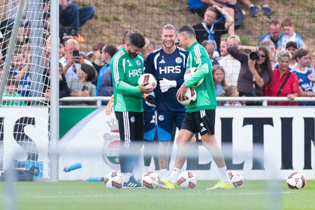05.07.2026, Fussball, Trainingsauftakt des FC Schalke 04. v. l. Trainer Miron Muslic (FC Schalke 04), Torwart Loris Karius (FC Schalke 04) lachen und schauen sich den Spielball an. Gelsenkirchen Trainingsgelände FC Schalke 04 NRW Deutschland xRHR-FOTO YYx *** July 5, 2026, Soccer, FC Schalke 04 s first training session of the season: Head Coach Miron Muslic of FC Schalke 04 and goalkeeper Loris Karius of FC Schalke 04 are laughing and looking at the game ball at the FC Schalke 04 training facility in Gelsenkirchen, North Rhine-Westphalia, Germany xRHR PHOTO YYx Copyright: RHR-FOTOx RHR-FOTO YY