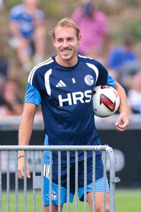 05.07.2026, Fussball, Trainingsauftakt des FC Schalke 04. Timo Becker (FC Schalke 04) lacht. Gelsenkirchen Trainingsgelände FC Schalke 04 NRW Deutschland xRHR-FOTO YYx *** July 5, 2026, Soccer, FC Schalke 04 s first training session of the season Timo Becker FC Schalke 04 laughs Gelsenkirchen FC Schalke 04 training facility NRW Germany xRHR PHOTO YYx Copyright: RHR-FOTOx RHR-FOTO YY
