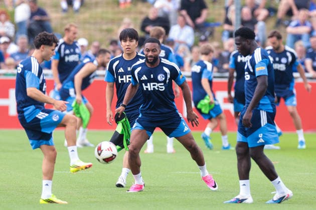 Sport Bilder des Tages 05.07.2026, Fussball, Trainingsauftakt des FC Schalke 04. v. l. Satoshi Tanaka (FC Schalke 04), Moussa Sylla (FC Schalke 04). Gelsenkirchen Trainingsgelände FC Schalke 04 NRW Deutschland xRHR-FOTO YYx *** July 5, 2026, Soccer, FC Schalke 04 s first training session of the season: Satoshi Tanaka (FC Schalke 04), Moussa Sylla (FC Schalke 04), Gelsenkirchen, FC Schalke 04 training facility, North Rhine-Westphalia, Germany, xRHR, PHOTO YYx Copyright: RHR-FOTOx RHR-FOTO YY