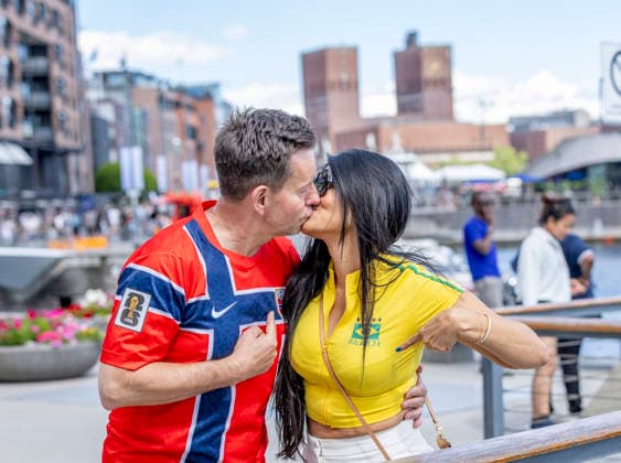 Sport Bilder des Tages OSLO, NORGE 20260705 Lasse och Alice Veie ser fram mot matchen ikväll men av olika anledningar da Alice är fran Brasilien. Fotbollsfans samlas i centrala Oslo inför kvällens attondelsfinal i fotbolls-VM mellan Brasilien och Norge. OSLO NORGE x9200x *** OSLO, NORWAY 20260705 Lasse and Alice Veie are looking forward to tonight’s match, though for different reasons—since Alice is from Brazil. Soccer fans are gathering in central Oslo ahead of tonight’s World Cup round of 16 match between Brazil and Norway. OSLO, NORWAY x9200x  Copyright: xAdamxIhse TTx FOTBOLLS-VM NORSKA FANS BRASILIEN-NORGE