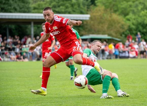 Fußball, Herren, Testspiel, Saison 2026 2027, SV Grün-Weiß Lübben - 1. FC Union Berlin, v. l. Marin Ljubicic (1. FC Union Berlin), Dirk Schieban, 05.07. 2026, *** Soccer, Men s, Friendly Match, 2026–2027 Season, SV Grün Weiß Lübben vs. 1. FC Union Berlin, from left: Marin Ljubicic (1. FC Union Berlin), Dirk Schieban, July 5, 2026, Copyright: xMatthiasxKochx