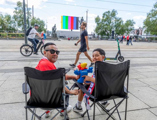 OSLO, NORGE 20260705 Enrique med pappa Harald Jorge Torres var först pa plats pa Radhustorget för att se matchen när Norge och Brasilien möts i attondelsfinal under fotbolls-VM senare pa söndagskvällen. OSLO NORGE x9200x *** OSLO, NORWAY 20260705 Enrique and his father, Harald Jorge Torres, were the first to arrive at Radhustorget to watch the match when Norway and Brazil face off in the Round of 16 of the World Cup later on Sunday evening. OSLO, NORWAY x9200x  Copyright: xAdamxIhse TTx FOTBOLLS-VM NORSKA FANS BRASILIEN-NORGE