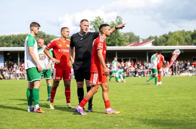 Fußball, Herren, Testspiel, Saison 2026 2027, SV Grün-Weiß Lübben - 1. FC Union Berlin, Livan Burcu (1. FC Union Berlin) musste nach einem zweiten Foul vorzeitig den Platz verlassen, 05.07. 2026, *** Soccer, Men s, Friendly Match, 2026–2027 Season, SV Grün Weiß Lübben vs. 1. FC Union Berlin, Livan Burcu of 1. FC Union Berlin was sent off early after committing his second foul, July 5, 2026, Copyright: xMatthiasxKochx