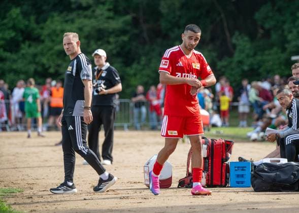 Fußball, Herren, Testspiel, Saison 2026 2027, SV Grün-Weiß Lübben - 1. FC Union Berlin, v. l. Trainer Mauro Lustrinelli (1. FC Union Berlin), Livan Burcu (1. FC Union Berlin) musste nach einem zweiten Foul vorzeitig den Platz verlassen, 05.07. 2026, *** Soccer, Men s, Friendly Match, 2026–2027 Season, SV Grün Weiß Lübben vs. 1. FC Union Berlin; from left: Coach Mauro Lustrinelli (1. FC Union Berlin), Livan Burcu (1. FC Union Berlin), who was sent off early after committing his second foul; July 5, 2026, Copyright: xMatthiasxKochx