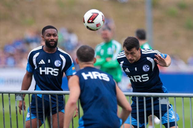 05.07.2026, Fussball, Trainingsauftakt des FC Schalke 04. v. l. Moussa Sylla (FC Schalke 04), Ron Schallenberg (FC Schalke 04) spielen Fussballtennis. Gelsenkirchen Trainingsgelände FC Schalke 04 NRW Deutschland xRHR-FOTO YYx *** July 5, 2026, Soccer, FC Schalke 04 s first training session featuring Moussa Sylla, FC Schalke 04, and Ron Schallenberg; FC Schalke 04 players play soccer tennis at the FC Schalke 04 training facility in Gelsenkirchen, North Rhine-Westphalia, Germany (xRHR PHOTO YYx) Copyright: RHR-FOTOx RHR-FOTO YY