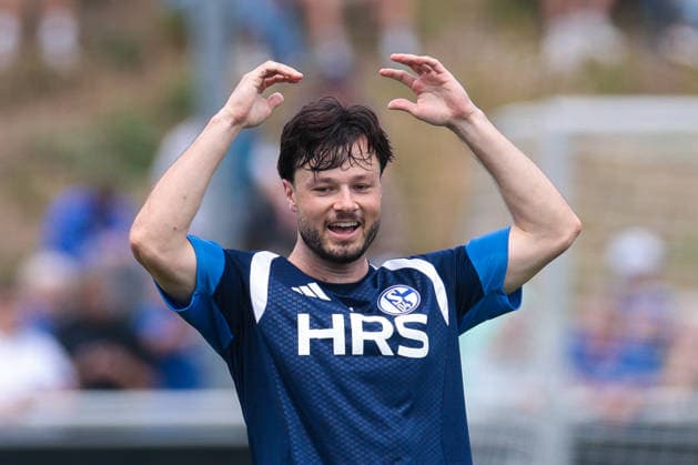 05.07.2026, Fussball, Trainingsauftakt des FC Schalke 04. Adrian Gantenbein (FC Schalke 04) hebt die Hände. Gelsenkirchen Trainingsgelände FC Schalke 04 NRW Deutschland xRHR-FOTO YYx *** July 5, 2026, Soccer, FC Schalke 04 s first training session of the season Adrian Gantenbein FC Schalke 04 raises his hands Gelsenkirchen FC Schalke 04 training facility North Rhine-Westphalia, Germany xRHR PHOTO YYx Copyright: RHR-FOTOx RHR-FOTO YY