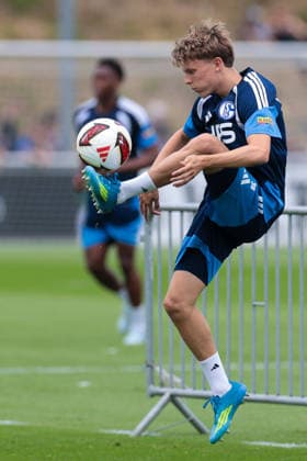 05.07.2026, Fussball, Trainingsauftakt des FC Schalke 04. Luca Vozar (FC Schalke 04) nimmt den Ball an. Gelsenkirchen Trainingsgelände FC Schalke 04 NRW Deutschland xRHR-FOTO YYx *** July 5, 2026, Soccer, FC Schalke 04 s first training session of the season Luca Vozar FC Schalke 04 takes the field Gelsenkirchen FC Schalke 04 training facility North Rhine-Westphalia, Germany xRHR PHOTO YYx Copyright: RHR-FOTOx RHR-FOTO YY