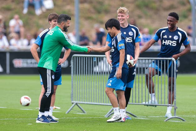 05.07.2026, Fussball, Trainingsauftakt des FC Schalke 04. v. l. Trainer Miron Muslic (FC Schalke 04) reicht Satoshi Tanaka (FC Schalke 04) die Hand. Gelsenkirchen Trainingsgelände FC Schalke 04 NRW Deutschland xRHR-FOTO YYx *** July 5, 2026, Soccer, FC Schalke 04 s first training session of the season; Coach Miron Muslic; Satoshi Tanaka shakes hands with FC Schalke 04; Gelsenkirchen; FC Schalke 04 training facility; North Rhine-Westphalia, Germany; xRHR PHOTO YYx Copyright: RHR-FOTOx RHR-FOTO YY