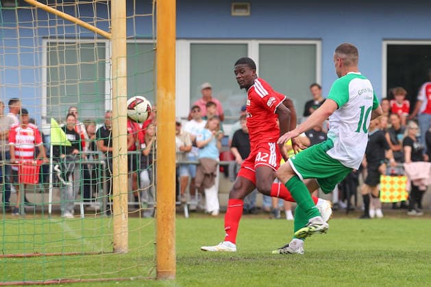05.07.2026, xtgx, Fussball Testspiel, SV Grün-Weiß Lübben - 1. FC Union Berlin emspor, v.l. Chris Bedia (Union) trifft den Pfosten schiesst den Ball aufs Tor, Torschuss, Schuss (DFL DFB REGULATIONS PROHIBIT ANY USE OF PHOTOGRAPHS as IMAGE SEQUENCES and or QUASI-VIDEO) Lübben *** July 5, 2026, xtgx, Soccer Friendly Match, SV Grün Weiß Lübben vs. FC Union Berlin emspor, from left: Chris Bedia (Union) hits the post and shoots the ball toward the goal, shot on goal, shot DFL DFB REGULATIONS PROHIBIT ANY USE OF PHOTOGRAPHS as IMAGE SEQUENCES and or QUASI-VIDEO Lübben