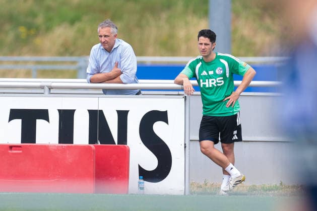 05.07.2026, Fussball, Trainingsauftakt des FC Schalke 04. v. l. Sportvorstand Frank Baumann (FC Schalke 04). Reha-Trainer Nico Wamig (FC Schalke 04). Gelsenkirchen Trainingsgelände FC Schalke 04 NRW Deutschland xRHR-FOTO YYx *** July 5, 2026, Soccer, FC Schalke 04 s first training session of the season; Sports Director Frank Baumann, FC Schalke 04; Rehabilitation Coach Nico Wamig, FC Schalke 04; Gelsenkirchen, FC Schalke 04 training facility; FC Schalke 04, North Rhine-Westphalia, Germany; xRHR PHOTO YYx Copyright: RHR-FOTOx RHR-FOTO YY