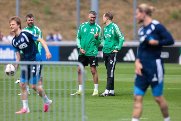 05.07.2026, Fussball, Trainingsauftakt des FC Schalke 04. v. l. Co-Trainer Tim Hoogland (FC Schalke 04), Torwarttrainer Volkan Ünlü (FC Schalke 04), Co-Trainer Adin Osmanbasic (FC Schalke 04). Gelsenkirchen Trainingsgelände FC Schalke 04 NRW Deutschland xRHR-FOTO YYx *** July 5, 2026, Soccer, FC Schalke 04 s first training session of the season: Assistant Coach Tim Hoogland (FC Schalke 04), Goalkeeper Coach Volkan Ünlü (FC Schalke 04), Assistant Coach Adin Osmanbasic of FC Schalke 04, Gelsenkirchen; FC Schalke 04 training facility, North Rhine-Westphalia, Germany; xRHR PHOTO YYx Copyright: RHR-FOTOx RHR-FOTO YY