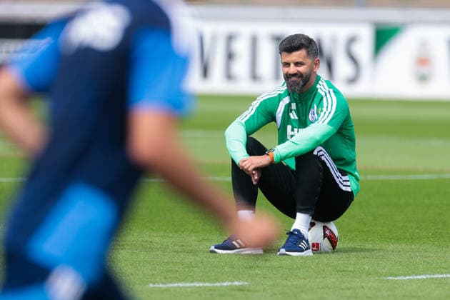 05.07.2026, Fussball, Trainingsauftakt des FC Schalke 04. Trainer Miron Muslic (FC Schalke 04) sitzt auf einem Ball und beobachtet seine Spieler. Gelsenkirchen Trainingsgelände FC Schalke 04 NRW Deutschland xRHR-FOTO YYx *** July 5, 2026, Soccer, FC Schalke 04 s first training session of the season; Coach Miron Muslic sits on a ball and watches his players; Gelsenkirchen, FC Schalke 04 training facility, North Rhine-Westphalia, Germany; xRHR PHOTO YYx Copyright: RHR-FOTOx RHR-FOTO YY