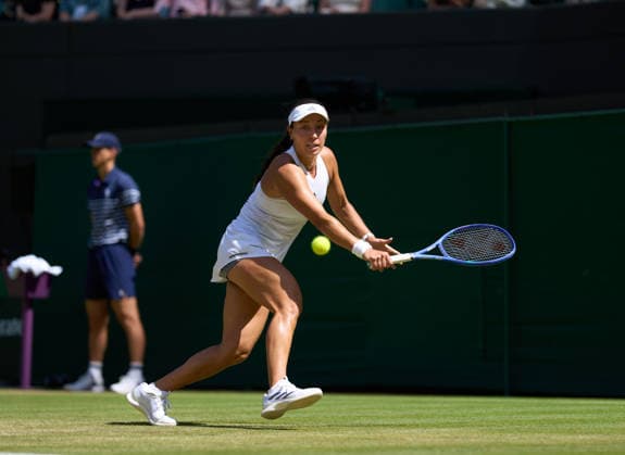 2026 Wimbledon, July 05, Day 7 LONDON, - JULY 5: Jessica Pegula of the United States plays a shot against Iva Jovic of the United States in the fourth round during the 2026 Wimbledon, July 05, Day 7 at The all England club, Wimbledon on July 5, 2026 in London,GBR. London The all England club, Wimbledon GBR Copyright: xPeterxvanxdenxBerg ISIxPhotosx 9462