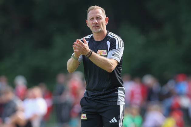 05.07.2026, xtgx, Fussball Testspiel, SV Grün-Weiß Lübben - 1. FC Union Berlin emspor, v.l. Mauro Lustrinelli (Union Berlin, Trainer) gibt Anweisungen, gestikuliert mit den Armen, gesticulate, gives instructions (DFL DFB REGULATIONS PROHIBIT ANY USE OF PHOTOGRAPHS as IMAGE SEQUENCES and or QUASI-VIDEO) Lübben *** July 5, 2026, xtgx, soccer exhibition match, SV Grün Weiß Lübben vs. FC Union Berlin emspor, from left: Mauro Lustrinelli (Union Berlin), Coach gives instructions, gesturing with his arms, gesticulate, gives instructions DFL DFB REGULATIONS PROHIBIT ANY USE OF PHOTOGRAPHS as IMAGE SEQUENCES and or QUASI-VIDEO Lübben