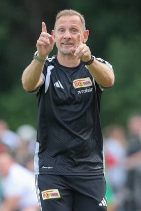 05.07.2026, xtgx, Fussball Testspiel, SV Grün-Weiß Lübben - 1. FC Union Berlin emspor, v.l. Mauro Lustrinelli (Union Berlin, Trainer) gibt Anweisungen, gestikuliert mit den Armen, gesticulate, gives instructions (DFL DFB REGULATIONS PROHIBIT ANY USE OF PHOTOGRAPHS as IMAGE SEQUENCES and or QUASI-VIDEO) Lübben *** July 5, 2026, xtgx, soccer friendly, SV Grün Weiß Lübben 1 vs. FC Union Berlin emspor, from left: Mauro Lustrinelli (Union Berlin), Coach gives instructions, gesturing with his arms, gesticulate, gives instructions DFL DFB REGULATIONS PROHIBIT ANY USE OF PHOTOGRAPHS as IMAGE SEQUENCES and or QUASI-VIDEO Lübben