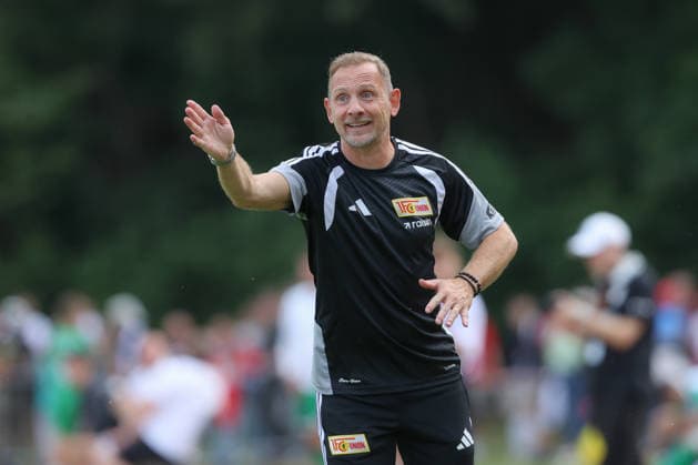 05.07.2026, xtgx, Fussball Testspiel, SV Grün-Weiß Lübben - 1. FC Union Berlin emspor, v.l. Mauro Lustrinelli (Union Berlin, Trainer) gibt Anweisungen, gestikuliert mit den Armen, gesticulate, gives instructions (DFL DFB REGULATIONS PROHIBIT ANY USE OF PHOTOGRAPHS as IMAGE SEQUENCES and or QUASI-VIDEO) Lübben *** July 5, 2026, xtgx, soccer friendly, SV Grün Weiß Lübben 1 vs. FC Union Berlin emspor, from left: Mauro Lustrinelli (Union Berlin), Coach gives instructions, gesturing with his arms, gesticulate, gives instructions DFL DFB REGULATIONS PROHIBIT ANY USE OF PHOTOGRAPHS as IMAGE SEQUENCES and or QUASI-VIDEO Lübben