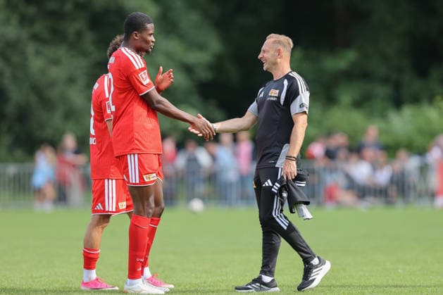 05.07.2026, xtgx, Fussball Testspiel, SV Grün-Weiß Lübben - 1. FC Union Berlin emspor, v.l. Chris Bedia (Union) Mauro Lustrinelli (Union Berlin, Trainer) (DFL DFB REGULATIONS PROHIBIT ANY USE OF PHOTOGRAPHS as IMAGE SEQUENCES and or QUASI-VIDEO) Lübben *** July 5, 2026, xtgx, soccer exhibition match, SV Grün Weiß Lübben 1 FC Union Berlin emspor, from left: Chris Bedia (Union), Mauro Lustrinelli (Union Berlin), Coach. DFL and DFB regulations prohibit any use of photographs as image sequences and or quasi-video. Lübben