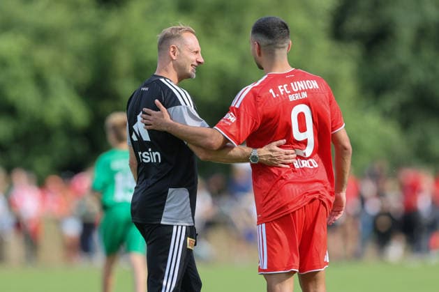 05.07.2026, xtgx, Fussball Testspiel, SV Grün-Weiß Lübben - 1. FC Union Berlin emspor, v.l. Mauro Lustrinelli (Union Berlin, Trainer) Livan Burcu (Union Berlin, 9) (DFL DFB REGULATIONS PROHIBIT ANY USE OF PHOTOGRAPHS as IMAGE SEQUENCES and or QUASI-VIDEO) Lübben *** July 5, 2026, xtgx, soccer exhibition match, SV Grün Weiß Lübben 1 FC Union Berlin emspor, from left: Mauro Lustrinelli (Union Berlin), Coach Livan Burcu (Union Berlin), 9 DFL DFB REGULATIONS PROHIBIT ANY USE OF PHOTOGRAPHS AS IMAGE SEQUENCES AND OR QUASI-VIDEO Lübben