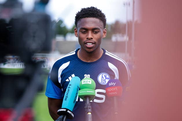 05.07.2026, Fussball, Trainingsauftakt des FC Schalke 04. Medienrunde mit Junior Adamu (FC Schalke 04). Gelsenkirchen Trainingsgelände FC Schalke 04 NRW Deutschland xRHR-FOTO YYx *** July 5, 2026, Soccer, FC Schalke 04 s First Training Session of the Season; Press Conference with Junior Adamu; FC Schalke 04 Gelsenkirchen; FC Schalke 04 Training Facility; NRW, Germany; xRHR; PHOTO YYx Copyright: RHR-FOTOx RHR-FOTO YY