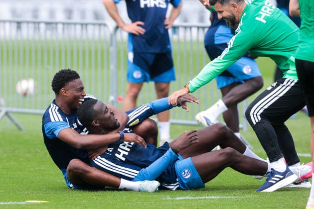 Sport Themen der Woche KW27 Sport Bilder des Tages 05.07.2026, Fussball, Trainingsauftakt des FC Schalke 04. v. l. Junior Adamu (FC Schalke 04), Bryan Lasme (FC Schalke 04) fallen zu Boden und lachen. Gelsenkirchen Trainingsgelände FC Schalke 04 NRW Deutschland xRHR-FOTO YYx *** July 5, 2026, Soccer, FC Schalke 04 s first training session of the season: Junior Adamu (FC Schalke 04) and Bryan Lasme (FC Schalke 04) fall to the ground and laugh at the FC Schalke 04 training facility in Gelsenkirchen, North Rhine-Westphalia, Germany xRHR PHOTO YYx Copyright: RHR-FOTOx RHR-FOTO YY