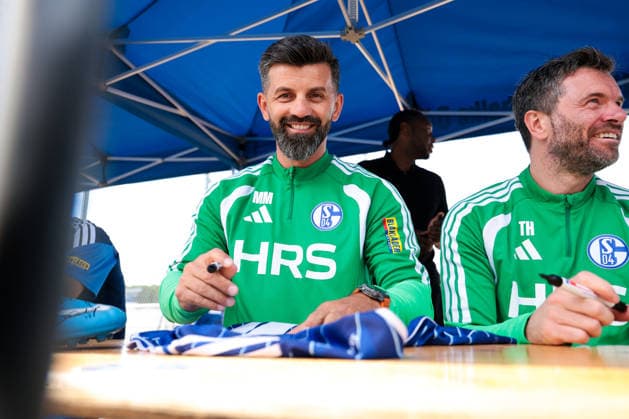 05.07.2026, Fussball, Trainingsauftakt des FC Schalke 04. Trainer Miron Muslic (FC Schalke 04) lacht in die Kamera. Gelsenkirchen Trainingsgelände FC Schalke 04 NRW Deutschland xRHR-FOTO YYx *** July 5, 2026, Soccer, FC Schalke 04 s first training session of the season; Coach Miron Muslic; FC Schalke 04 smiles for the camera; Gelsenkirchen; FC Schalke 04 training facility; North Rhine-Westphalia, Germany; xRHR PHOTO YYx Copyright: RHR-FOTOx RHR-FOTO YY