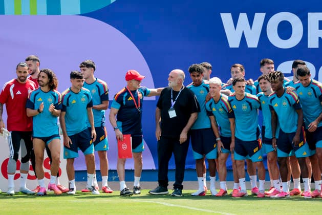 Spainish chef Jose Andres (C-R) talks to Spain s head coach Luis de la Fuente (C-L) during the team s training session at Cotton Bowl stadium in Dallas, USA, 5 July 2026. Spain will face Portugal in the Round of 16 match at the 2026 FIFA World Cup, WM, Weltmeisterschaft, Fussball in 6 July 2026. Spain training session !ACHTUNG: NUR REDAKTIONELLE NUTZUNG!  Copyright: xLavandeiraxjrx GRAF1565 20260705-55020808789_1