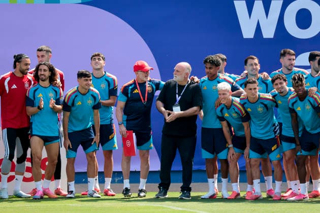 Spainish chef Jose Andres (C-R) talks to Spain s head coach Luis de la Fuente (C-L) during the team s training session at Cotton Bowl stadium in Dallas, USA, 5 July 2026. Spain will face Portugal in the Round of 16 match at the 2026 FIFA World Cup, WM, Weltmeisterschaft, Fussball in 6 July 2026. Spain training session !ACHTUNG: NUR REDAKTIONELLE NUTZUNG!  Copyright: xLavandeiraxjrx GRAF1567 20260705-55020808812_1