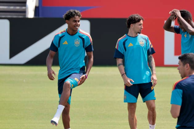 Spain s Lamine Yamal (L) during the team s training session at Cotton Bowl stadium in Dallas, USA, 5 July 2026. Spain will face Portugal in the Round of 16 match at the 2026 FIFA World Cup, WM, Weltmeisterschaft, Fussball in 6 July 2026. Spain training session !ACHTUNG: NUR REDAKTIONELLE NUTZUNG!  Copyright: xLavandeiraxjrx GRAF1575 20260705-55020808838_1
