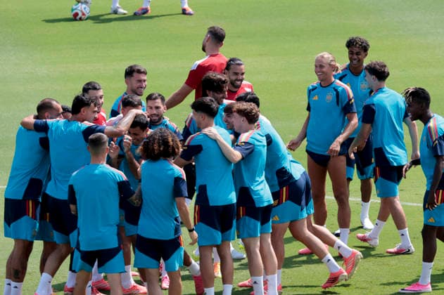 Spain s players in action during the team s training session at Cotton Bowl stadium in Dallas, USA, 5 July 2026. Spain will face Portugal in the Round of 16 match at the 2026 FIFA World Cup, WM, Weltmeisterschaft, Fussball in 6 July 2026. Spain training session !ACHTUNG: NUR REDAKTIONELLE NUTZUNG!  Copyright: xLavandeiraxjrx GRAF1579 20260705-55020808885_1