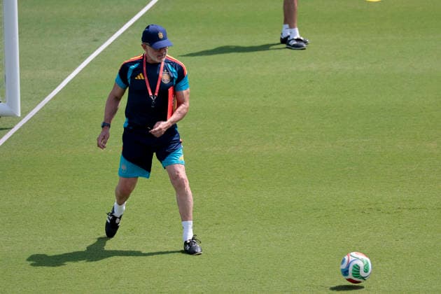 Spain s head coach Luis de la Fuente leads the team s training session at Cotton Bowl stadium in Dallas, USA, 5 July 2026. Spain will face Portugal in the Round of 16 match at the 2026 FIFA World Cup, WM, Weltmeisterschaft, Fussball in 6 July 2026. Spain training session !ACHTUNG: NUR REDAKTIONELLE NUTZUNG!  Copyright: xLavandeiraxjrx GRAF1584 20260705-55020808892_1