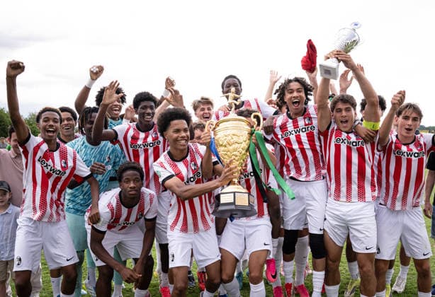 Fussball BITZER Cup U 19 Junioren 2025 in Ergenzingen (Kreis Tuebingen) 05.07.2026 Finale SC Freiburg U 19 - 1. FSV Mainz U19 Teamjubel Sieger SC Freiburg, Bester Spieler des Turniers Stefanos Akubakari (li) *** Soccer: BITZER Cup U-19 Juniors 2025 in Ergenzingen, Tübingen District, July 5, 2026. Final: SC Freiburg U-19 vs. 1. FSV Mainz U-19. Team celebration by the winners, SC Freiburg, Best Player of the Tournament: Stefanos Akubakari (left)