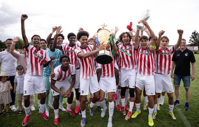 Fussball BITZER Cup U 19 Junioren 2025 in Ergenzingen (Kreis Tuebingen) 05.07.2026 Finale SC Freiburg U 19 - 1. FSV Mainz U19 Teamjubel Sieger SC Freiburg, Bester Spieler des Turniers Stefanos Akubakari (li) *** Soccer: BITZER Cup U-19 Juniors 2025 in Ergenzingen, Tübingen District, July 5, 2026. Final: SC Freiburg U-19 vs. 1. FSV Mainz U-19. Team celebration by the winners, SC Freiburg, Best Player of the Tournament: Stefanos Akubakari (left)