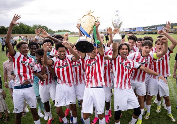 Fussball BITZER Cup U 19 Junioren 2025 in Ergenzingen (Kreis Tuebingen) 05.07.2026 Finale SC Freiburg U 19 - 1. FSV Mainz U19 Teamjubel Sieger SC Freiburg, Bester Spieler des Turniers Stefanos Akubakari (li) *** Soccer: BITZER Cup U-19 Juniors 2025 in Ergenzingen, Tübingen District, July 5, 2026. Final: SC Freiburg U-19 vs. 1. FSV Mainz U-19. Team celebration by the winners, SC Freiburg, Best Player of the Tournament: Stefanos Akubakari (left)