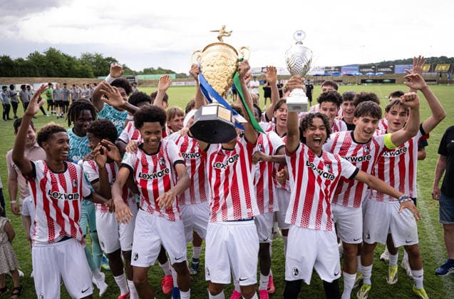 Fussball BITZER Cup U 19 Junioren 2025 in Ergenzingen (Kreis Tuebingen) 05.07.2026 Finale SC Freiburg U 19 - 1. FSV Mainz U19 Teamjubel Sieger SC Freiburg, Bester Spieler des Turniers Stefanos Akubakari (li) *** Soccer: BITZER Cup U-19 Juniors 2025 in Ergenzingen, Tübingen District, July 5, 2026. Final: SC Freiburg U-19 vs. 1. FSV Mainz U-19. Team celebration by the winners, SC Freiburg, Best Player of the Tournament: Stefanos Akubakari (left)