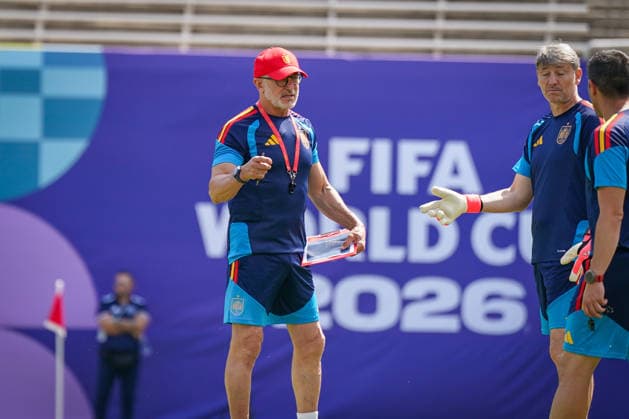 USA: Fußball FIFA World Cup, WM, Weltmeisterschaft, Fussball WM, Weltmeisterschaft, Fussball 2026, Achtelfinale, Matchday -1, Spanien vor dem Achtelfinale gegen Portugal im Cotton Bowl Stadium in Dallas, Texas: Spieler der spanischen Nationalmannschaft beim Abschlusstraining, Luis de la Fuente (Trainer Spanien) *** USA Soccer FIFA World Cup, World Cup, 2026 World Cup, Round of 16, Matchday 1, Spain ahead of its Round of 16 match against Portugal at Cotton Bowl Stadium in Dallas, Texas; players from the Spanish national team during their final practice; Luis de la Fuente, coach of Spain Copyright: xJOERANxSTEINSIEKx