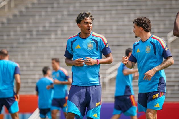 USA: Fußball FIFA World Cup, WM, Weltmeisterschaft, Fussball WM, Weltmeisterschaft, Fussball 2026, Achtelfinale, Matchday -1, Spanien vor dem Achtelfinale gegen Portugal im Cotton Bowl Stadium in Dallas, Texas: Spieler der spanischen Nationalmannschaft beim Abschlusstraining, Lamine Yamal (Spanien 19) *** USA Soccer FIFA World Cup, World Cup, 2026 World Cup, Round of 16, Matchday 1, Spain ahead of its Round of 16 match against Portugal at Cotton Bowl Stadium in Dallas, Texas; players from the Spanish national team during their final training session; Lamine Yamal, Spain 19 Copyright: xJOERANxSTEINSIEKx