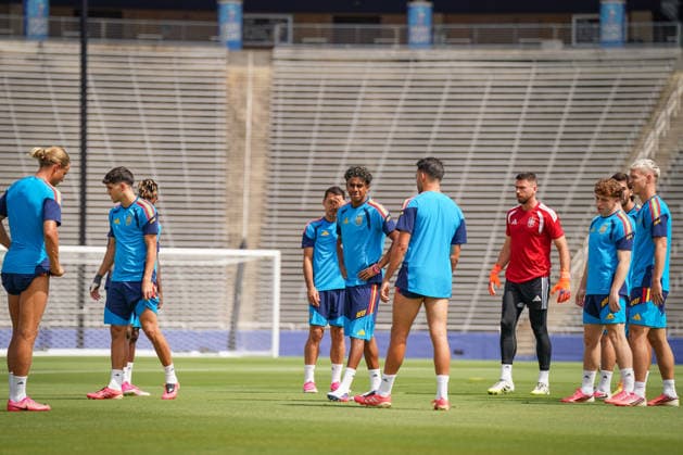 USA: Fußball FIFA World Cup, WM, Weltmeisterschaft, Fussball WM, Weltmeisterschaft, Fussball 2026, Achtelfinale, Matchday -1, Spanien vor dem Achtelfinale gegen Portugal im Cotton Bowl Stadium in Dallas, Texas: Spieler der spanischen Nationalmannschaft beim Abschlusstraining, Lamine Yamal (Spanien 19) *** USA Soccer FIFA World Cup, World Cup, 2026 World Cup, Round of 16, Matchday 1, Spain ahead of its Round of 16 match against Portugal at Cotton Bowl Stadium in Dallas, Texas; players from the Spanish national team during their final training session; Lamine Yamal, Spain 19 Copyright: xJOERANxSTEINSIEKx
