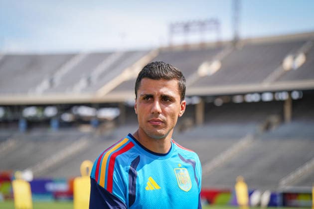 USA: Fußball FIFA World Cup, WM, Weltmeisterschaft, Fussball WM, Weltmeisterschaft, Fussball 2026, Achtelfinale, Matchday -1, Spanien vor dem Achtelfinale gegen Portugal im Cotton Bowl Stadium in Dallas, Texas: Spieler der spanischen Nationalmannschaft beim Abschlusstraining, Rodri Hernandez (Spanien *** USA Soccer FIFA World Cup, World Cup, 2026 World Cup, Round of 16, Matchday 1, Spain ahead of its Round of 16 match against Portugal at Cotton Bowl Stadium in Dallas, Texas; players from the Spanish national team during their final practice; Rodri Hernandez, Spain Copyright: xJOERANxSTEINSIEKx