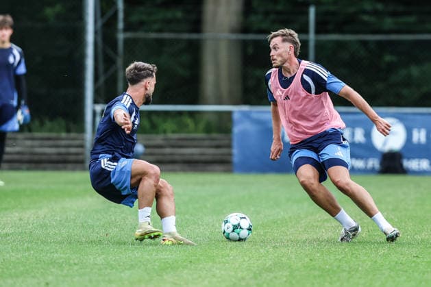 Fussball, 3.Liga Saison 2026 2027 Trainingslager MSV Duisburg Training 05.07.2026, Stadion de Wageningse Berg Can Coskun (MSV Duisburg, 27) Aljaz Casar (MSV Duisburg, 8) Wageningen Stadion de Wageningse Berg Niederlande *** Sports, Soccer, 3rd Division, 2026–2027 Season, MSV Duisburg Training Camp, July 5, 2026, De Wageningse Berg Stadium, Can Coskun (MSV Duisburg), 27 Aljaz Casar (MSV Duisburg), 8 Wageningen, De Wageningse Berg Stadium, Netherlands