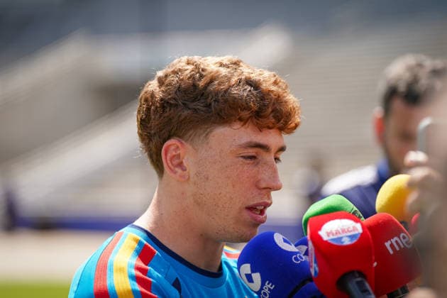 USA: Fußball FIFA World Cup, WM, Weltmeisterschaft, Fussball WM, Weltmeisterschaft, Fussball 2026, Achtelfinale, Matchday -1, Spanien vor dem Achtelfinale gegen Portugal im Cotton Bowl Stadium in Dallas, Texas: Spieler der spanischen Nationalmannschaft beim Abschlusstraining, Victor Munoz (Spanien 25) Presseinterviews, Medien *** USA Soccer FIFA World Cup, World Cup, 2026 World Cup, Round of 16, Matchday 1, Spain ahead of its Round of 16 match against Portugal at Cotton Bowl Stadium in Dallas, Texas; Spanish national team players during their final training session; Victor Munoz, Spain 25; press interviews, media Copyright: xJOERANxSTEINSIEKx