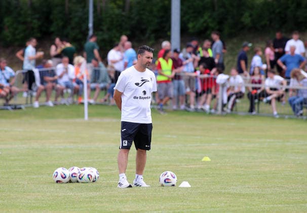 Fussball, Herren, Saison 2026 2027, TSV Moorenweis - TSV 1860 München, Testspiel, Vorbereitung Alper Kayabunar, Trainer (TSV 1860 München) stehend auf dem Spielfeld beim Aufwärmen mit einigen Bällen am Boden *** Soccer, Men s, 2026–2027 Season, TSV Moorenweis vs. TSV 1860 Munich, Friendly Match, Preseason: Alper Kayabunar, coach of TSV 1860 Munich, standing on the field during warm-ups with several balls on the ground