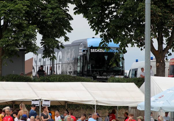 Fussball, Herren, Saison 2026 2027, TSV Moorenweis - TSV 1860 München, Testspiel, Vorbereitung Hier der Mannschaftsbus des TSV 1860 München, Teambus *** Soccer, Men s, 2026–2027 Season, TSV Moorenweis vs. TSV 1860 Munich, Friendly Match, Preseason Here is the TSV 1860 Munich team bus