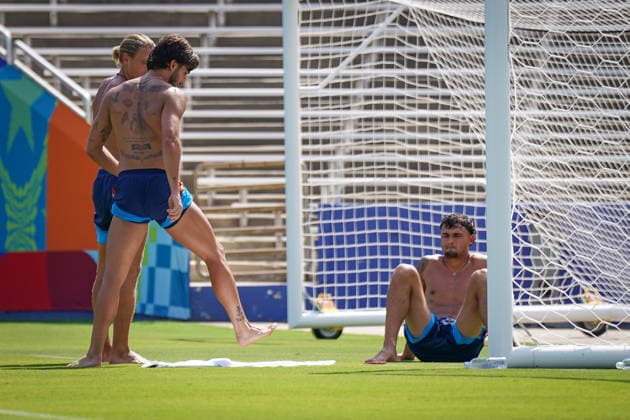 USA: Fußball FIFA World Cup, WM, Weltmeisterschaft, Fussball WM, Weltmeisterschaft, Fussball 2026, Achtelfinale, Matchday -1, Spanien vor dem Achtelfinale gegen Portugal im Cotton Bowl Stadium in Dallas, Texas: Spieler der spanischen Nationalmannschaft beim Abschlusstraining Ferran Lopez, Marc Pubill und Marcos Llorente *** USA Soccer FIFA World Cup, World Cup, 2026 World Cup, Round of 16, Matchday 1, Spain ahead of its Round of 16 match against Portugal at Cotton Bowl Stadium in Dallas, Texas; Spanish national team players during their final training session: Ferran Lopez, Marc Pubill, and Marcos Llorente Copyright: xJOERANxSTEINSIEKx