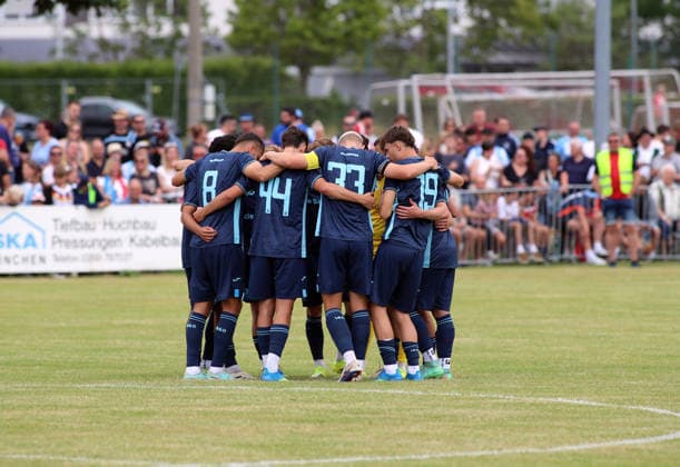 Fussball, Herren, Saison 2026 2027, TSV Moorenweis - TSV 1860 München, Testspiel, Vorbereitung Die Mannschaft des TSV 1860 München zusammen im Kreis stehend, umarmt vor Spielbeginn *** Soccer, Men s, 2026–2027 Season, TSV Moorenweis vs. TSV 1860 Munich, Friendly Match, Preseason The TSV 1860 Munich team stands in a circle, hugging each other before the game begins
